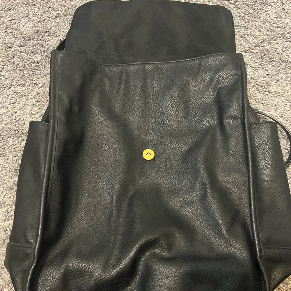 Classic Black Backpack - Sleek Everyday Carry - Picture 4 of 4